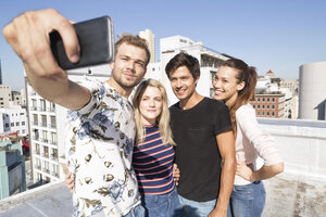 Freunde machen Selfies auf einer Dachterrasse - WESTF23073