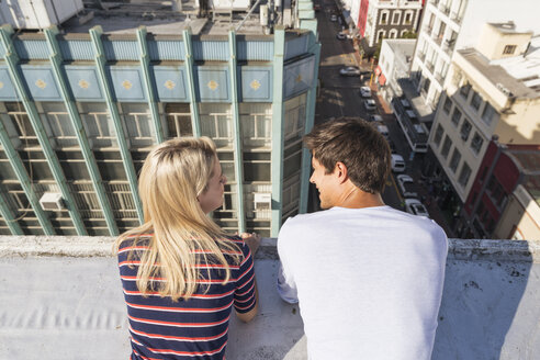 Junges Paar unterhält sich auf einer Dachterrasse - WESTF23087