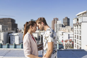 Junges Paar flirtet auf einer Dachterrasse - WESTF23090
