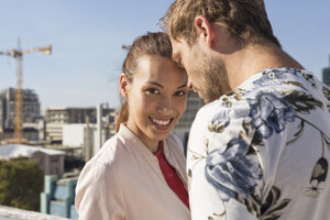 Junges Paar flirtet auf einer Dachterrasse - WESTF23091