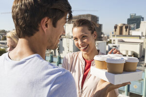 Freunde trinken Kaffee auf einer Dachterrasse - WESTF23094