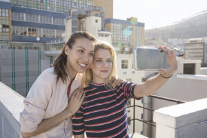 Freunde machen Selfies auf einer Dachterrasse - WESTF23100