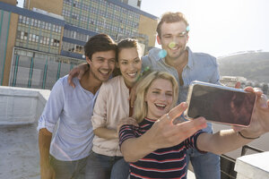 Freunde machen Selfies auf einer Dachterrasse - WESTF23101
