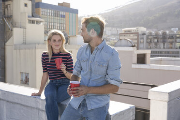 Freunde bei einem Drink auf einer Dachterrasse - WESTF23102