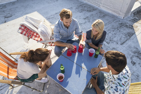 Freunde feiern eine Dachterrassenparty an einem schönen Sommerabend - WESTF23116