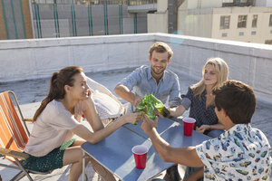 Freunde feiern eine Dachterrassenparty an einem schönen Sommerabend - WESTF23117