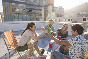 Freunde feiern eine Dachterrassenparty an einem schönen Sommerabend - WESTF23118