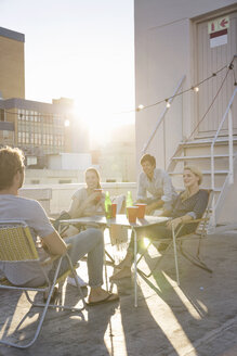 Freunde feiern eine Dachterrassenparty an einem schönen Sommerabend - WESTF23129