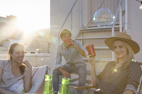 Freunde feiern eine Dachterrassenparty an einem schönen Sommerabend - WESTF23131