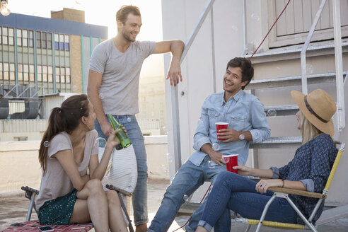 Freunde feiern eine Dachterrassenparty an einem schönen Sommerabend - WESTF23133