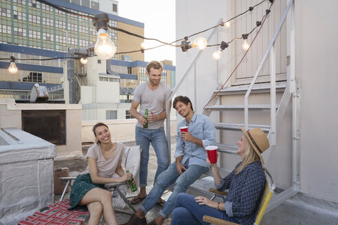 Freunde feiern eine Dachterrassenparty an einem schönen Sommerabend - WESTF23134