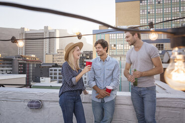 Freunde feiern eine Dachterrassenparty an einem schönen Sommerabend - WESTF23136