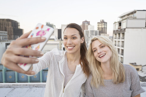 Freunde machen Selfies auf einer Dachterrasse - WESTF23144