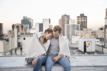 Romantisches Paar sitzt auf der Dachterrasse und genießt die Aussicht - WESTF23148