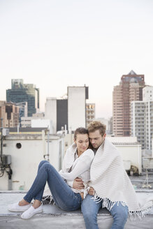 Romantisches Paar sitzt auf der Dachterrasse und genießt die Aussicht - WESTF23152