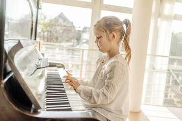 Mädchen zu Hause spielt Klavier - JOSF00768