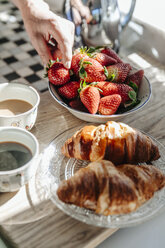 Erdbeeren, Croissants und Kaffee in der Küche - JOSF00778