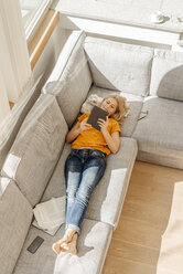 Woman at home on couch with tablet - JOSF00784