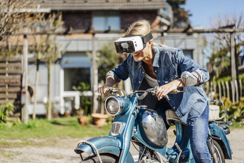 Glückliche Frau auf Vintage-Motorrad mit VR-Brille - JOSF00806