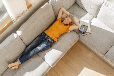 Woman at home lying on couch - JOSF00863