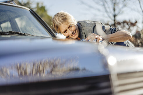 Woman cleaning her car - JOSF00878