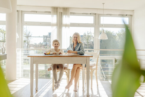 Reife Frau und Mädchen zu Hause zeichnen zusammen - JOSF00886