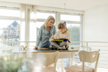 Reife Frau und Mädchen zu Hause Zeichnung - JOSF00890