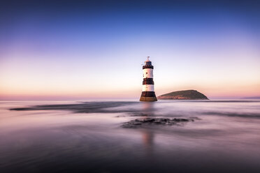 UK, Wales, Anglesey, Penmon, Dinmor Point, Trywn Du Leuchtturm mit Puffin Island im Hintergrund - SMAF00748