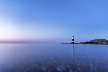 UK, Wales, Anglesey, Penmon, Dinmor Point, Trywn Du Leuchtturm mit Puffin Island im Hintergrund - SMAF00749