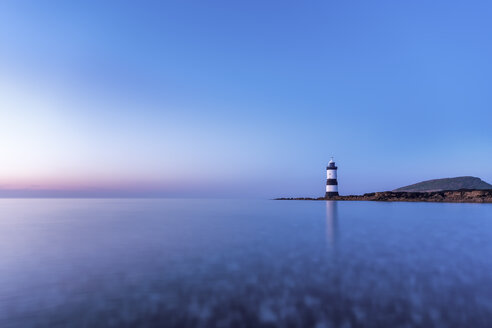 UK, Wales, Anglesey, Penmon, Dinmor Point, Trywn Du Leuchtturm mit Puffin Island im Hintergrund - SMAF00749