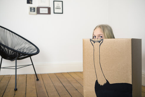 Girl inside a cardboard box painted with an ostrich - PSTF00011