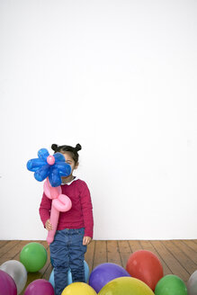 Mädchen hält Blumenballon - PSTF00025