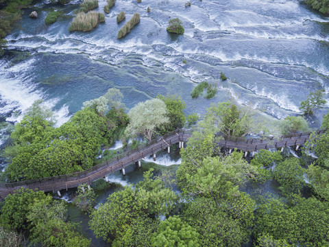 Kroatien, Sibenik, Krka-Nationalpark, Luftaufnahme des Wasserfalls, lizenzfreies Stockfoto