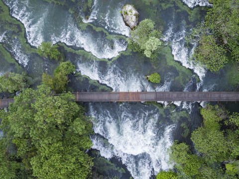 Kroatien, Sibenik, Krka-Nationalpark, Luftaufnahme des Wasserfalls, lizenzfreies Stockfoto