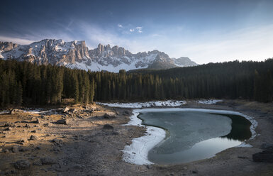 Italien, Südtirol, Dolomiten, Karersee und Latemar-Gruppe - STCF00307