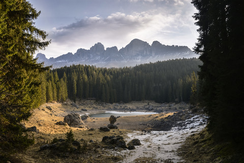 Italien, Südtirol, Dolomiten, Karersee, lizenzfreies Stockfoto