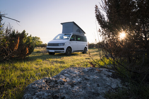 Wohnmobil mit Dachzelt in der Natur - STCF00311