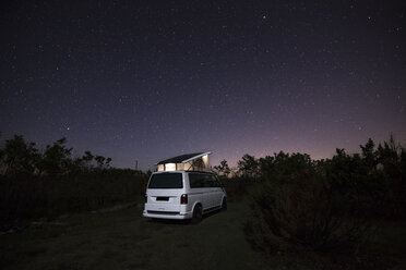 Camper mit Dachzelt in der Natur unter Sternenhimmel - STCF00312