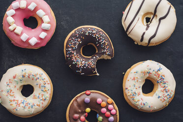 Bunte Krapfen mit verschiedenen Glasuren - IPF00378