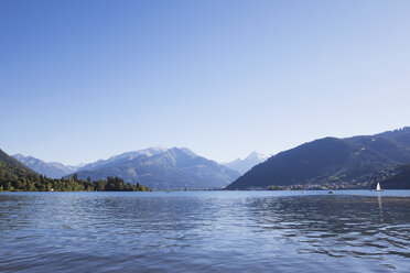 Austria, Salzburg State, Zell am See, Zell lake and mountain panorama - GWF05199