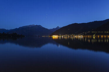 Österreich, Bundesland Salzburg, Zell am See, Zeller See und Bergpanorama bei Nacht - GWF05200