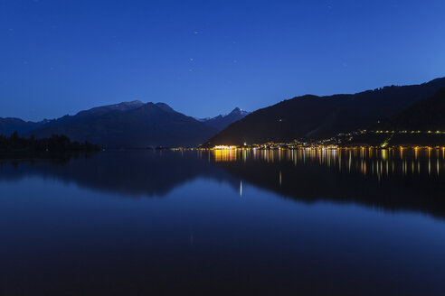 Österreich, Bundesland Salzburg, Zell am See, Zeller See und Bergpanorama bei Nacht - GWF05200