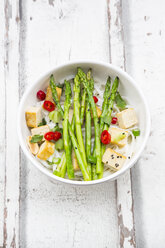 Schüssel mit veganem Pad thai mit grünem Mini-Spargel und Tofu - LVF06093