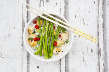 Bowl of vegan Pad thai with mini green asparagus and tofu - LVF06094