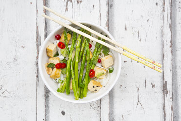 Schüssel mit veganem Pad thai mit grünem Mini-Spargel und Tofu - LVF06094