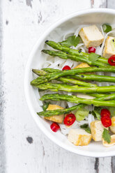 Schüssel mit veganem Pad thai mit grünem Mini-Spargel und Tofu - LVF06095