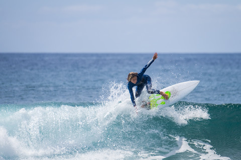 Junge beim Surfen im Meer, lizenzfreies Stockfoto