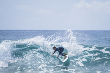 Junge beim Surfen im Meer - SIPF01637