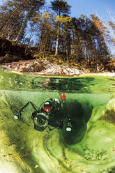 Österreich, Oberösterreich, Attersee, Weissenbach, Flusstauchen - GNF01391