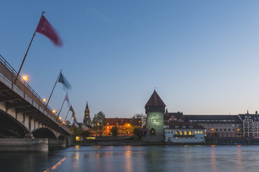 Deutschland, Konstanz, Blick auf den Rheintorturm und das Münster im Hintergrund in der Dämmerung - KEBF00547